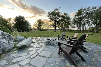 Image de Sugarmaple Lakehouse; Cozy 2. 6 Acre Lakefront Retreat