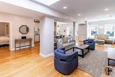Image de Spacious Top Level Location With Two Bedrooms, Laundry and Work Desk