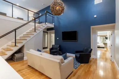 Image de 2 Bedrooms + Loft - Located in the Center of Town