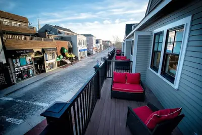 Image de Enjoy People Watching in the Heart of Newport  -  Located On Thames Street
