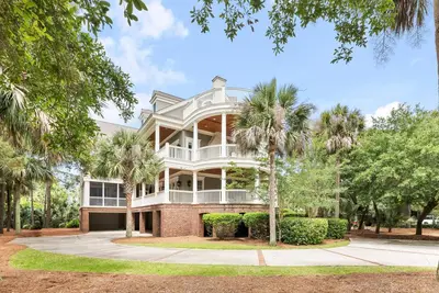 Image de Large 7 Bedroom Home! Super Close to Beach Access! Great Space for Families!