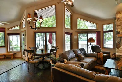 Image de Beautiful Chief Lake Home