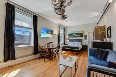 Image de Luxe Studio 4 On Main Street -Luxury Steam Shower, Views! Kitchen, Washer/ Dryer