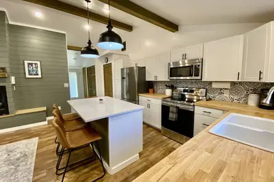 Image de Cozy House - Close to biking/Pet Friendly