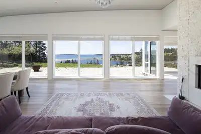 Image de Ocean Front Modern South Shore Home