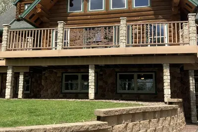 Image de Gorgeous Log Home featuring 8-person outdoor Hot Tub-available year round.