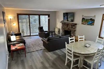Image de Condo Centrally Located- Mountain Side