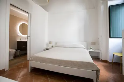 Image de In the heart of the historic center, a stone's throw from Piazza Alighieri with A\/C, wifi, 2 bathrooms