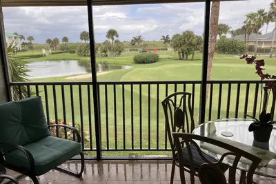 Image de Beautiful Clean Condo, private veranda, steps from private beach and pool