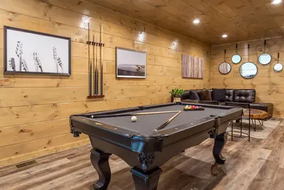 Image de Brand new/Luxury Cabin/ 2 min to Dollywood/Hot-tub