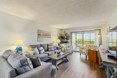 Image de Snowbird-Friendly Condo with Shared Pool, Central Ac, & Washer/Dryer