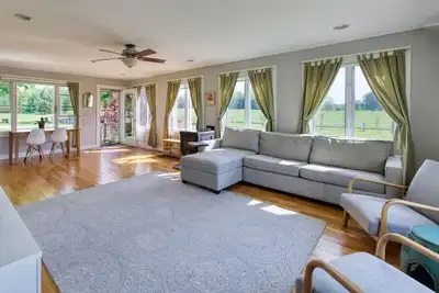Image de 1850's Farmhouse Private Apartment