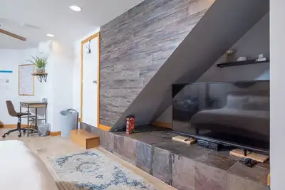 Image de Stay in comfort and style! Encore Private Suite + Free parking! Close to Boston!