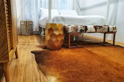 Image de Urban Chic City Studio : Mins to Beach, Dining, and Shopping