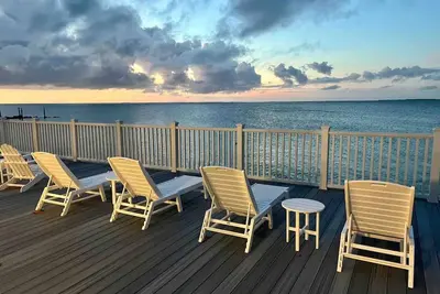 Image de Brand New Oceanfront Home with protected dockage