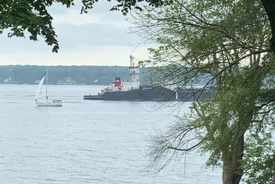 Image de Room for two on mighty St. Lawrence River with 75 ft of water front.