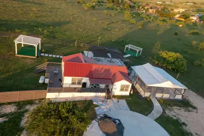 Image de Ranch house price is for house only <br>Special pricing for parties & events