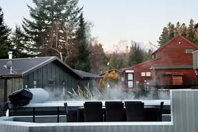 Image de Tiffany Resort complete with swim spa and outdoor kitchen