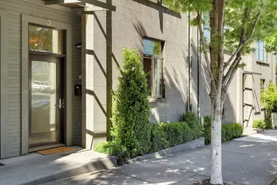 Image de Lovely Views from this beautiful modern townhome in Dt Hood River, sleeps 6!