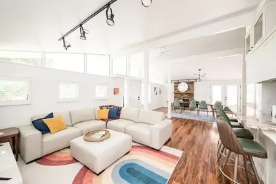 Image de Unique Midcentury Minimalist w/ Natural Light in the Heart of Lyh
