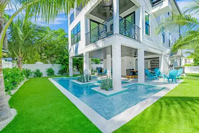 Image de New vacation home with private pool, rooftop deck, and game room
