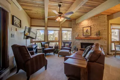Image de 2br Condo | Walk to Gondola | Pool, Hot Tubs and Fireplace!