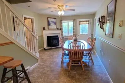 Image de Unique Three Bedroom Multi Level Condo with fantastic views of the mountains,