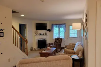Image de Nicely updated and spacious multi-level condo #313 with access to full fitness