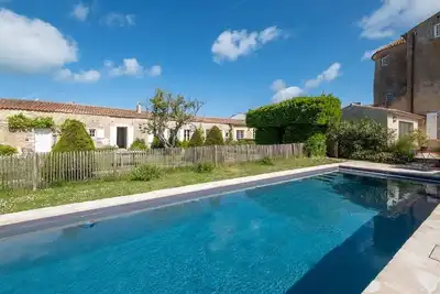 Image de logement Insolite Monument historique rénové avec piscine chauffée