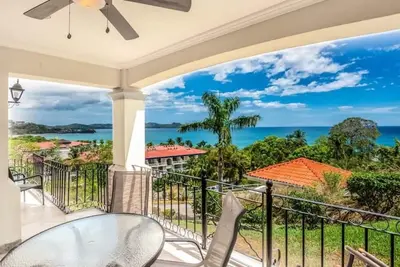 Image de Elegant Oceanview Condo with Spacious Open-Concept Floor Plan and Inviting Beach