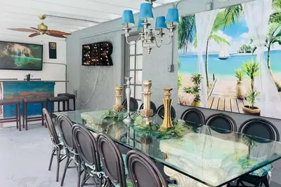 Image de Artsy, water-views, heated pool, tiki, 4Bdrom, 3Bth, Sleeps 10