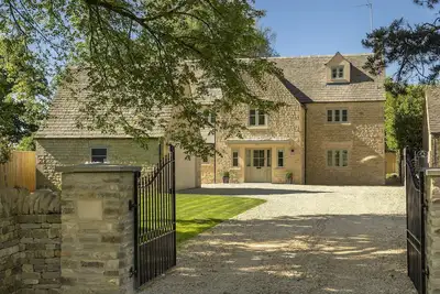 Image de Little Tithe, Set back from the road at the end of a private gated gravel driveway