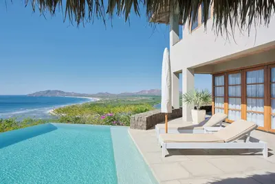 Image de Refined Luxury Villa with Spectacular Ocean Views, Close to the Beach!