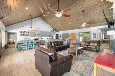 Image de Celebration Station, Private Pool, Wi-Fi, @ Frio River Vacation Rentals