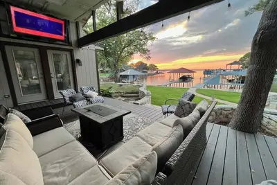 Image de 6br/5Bath Single Story Lake Front Home at Cedar Creek w/ boat rental option