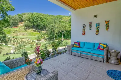 Image de Newly Built Villa on 9 Hole Par 3 Golf Course, 5 Minute Walk to West Bay Beach!