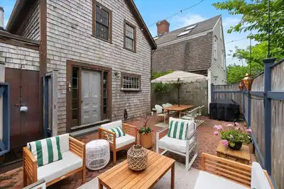 Image de The Captain's Cottage - Walk to Everything!