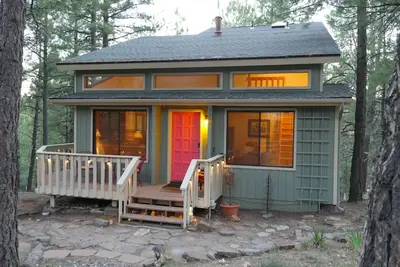 Image de Charming 3/2 cabin in the pines. Pine views from a big deck, 175 specials!