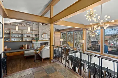 Image de Luxury home overlooking Razorback Stadium, Old Main and Alumni House.