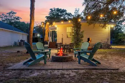 Image de Modern Oak Island Escape: 1 Mile to Long Beach!