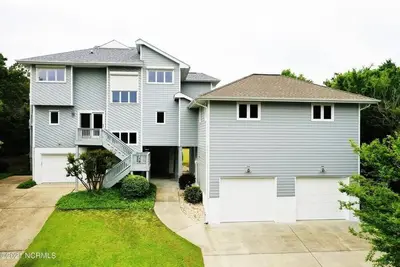 Image de Beautiful Emerald Isle Ocean Side Home, Steps from the Beach