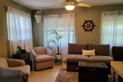 Quiet 1 B/B retreat minutes from the beach located in center of a bird sanctuary