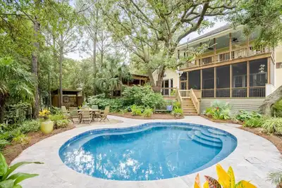 Image de Spacious 5 Br w/Private Pool, backyard oasis, close to beach