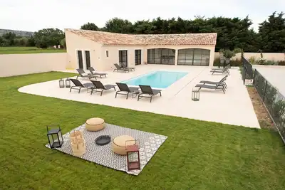 Image de Mas en Provence avec piscine un havre de paix pour se ressourcer