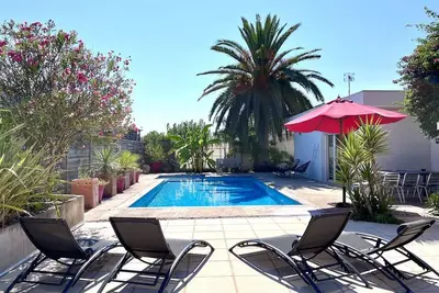 Image de Charmante villa climatisée de plein pied avec piscine et jardin paysagé