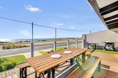 Image de Queensland South - 8 Guests | 3 Bedrooms | 5 Beds | 2 Bathrooms - Master Bedroom: Queen bed, Bedroom 2: 2 Single beds, Bedroom 3: 2 Sets of Bunks beds