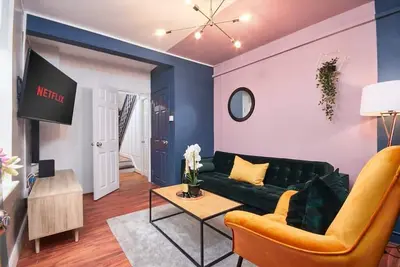 Image de Beautiful House in Leamington Sleeps 9 by PureStay