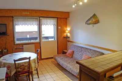 Image de 2 pièces cabine lumineux, proche centre Samoëns, animaux acceptés, parking, balcon