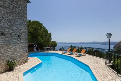 Image de Villa Lithari - Olive Press: imposing sea & mountainside view by the pool