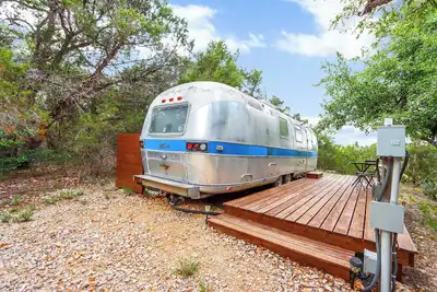 Image de The Driftwoods - Vintage Blue Airstream for Unique Driftwood Getaway